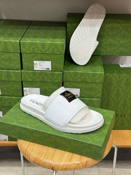 Sandales Fendi blanches élégantes