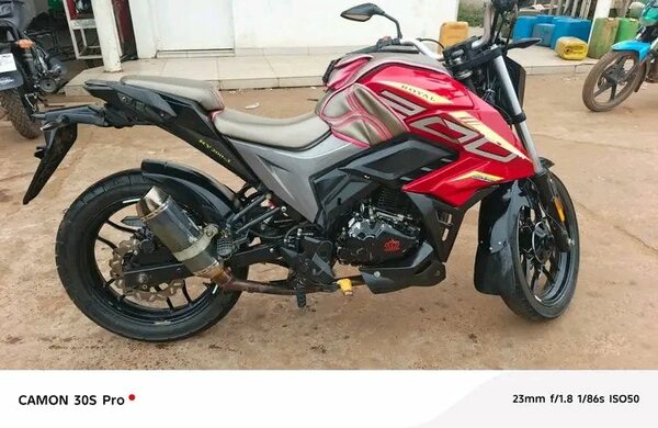 Moto rouge et gris - Sportive et élégante