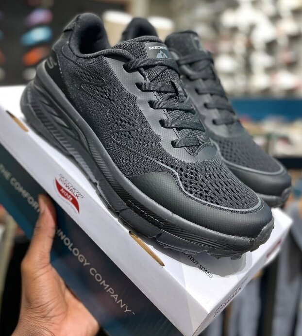 Stretchers sneakers black