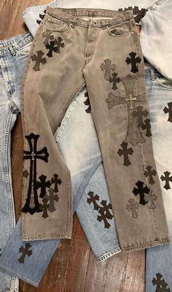 Jean déchiré avec croix noires