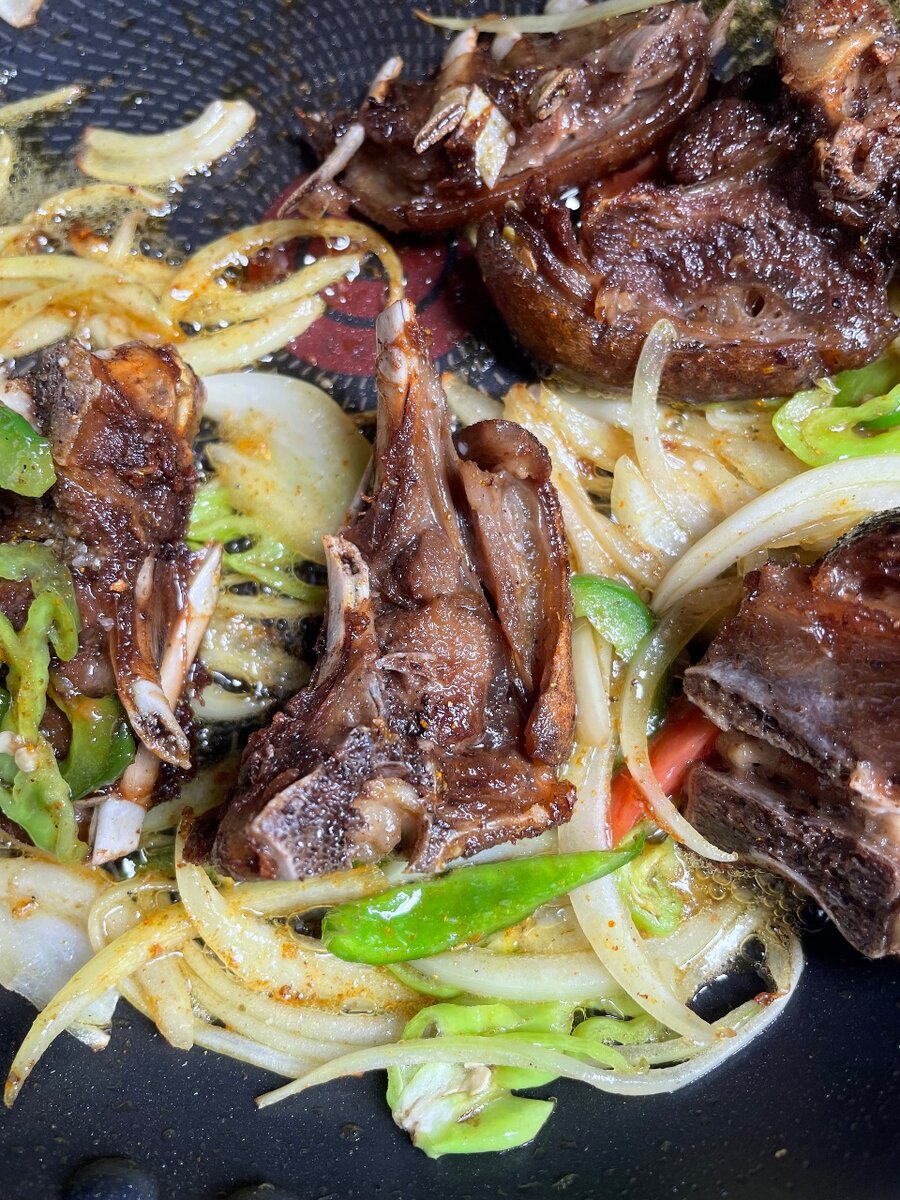 Braisé et sauté de cabri épicé