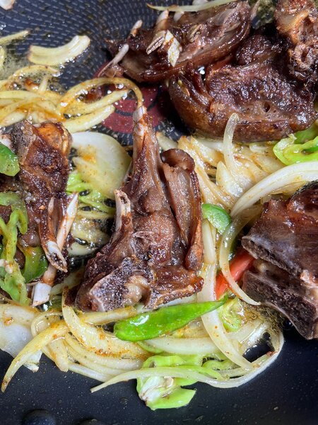 Braisé et sauté de cabri épicé