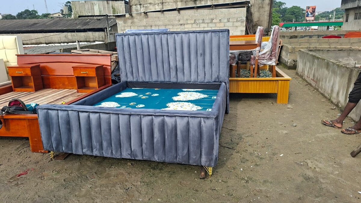 Lit coffre capitonné gris foncé