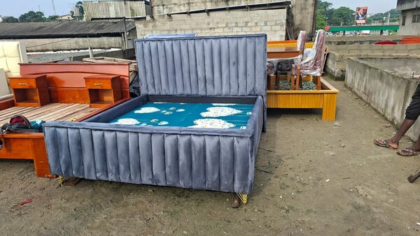 Lit coffre capitonné gris foncé