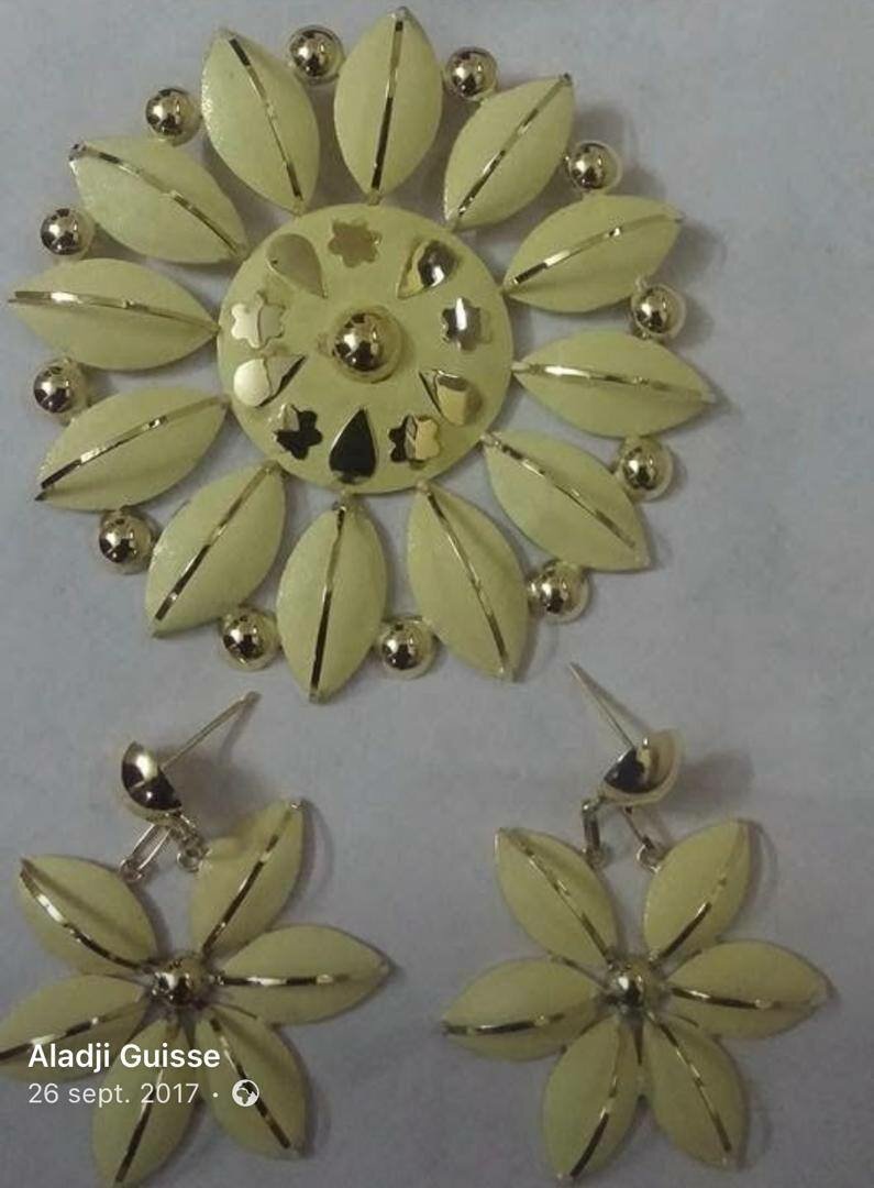 Élégant ensemble broche et boucles