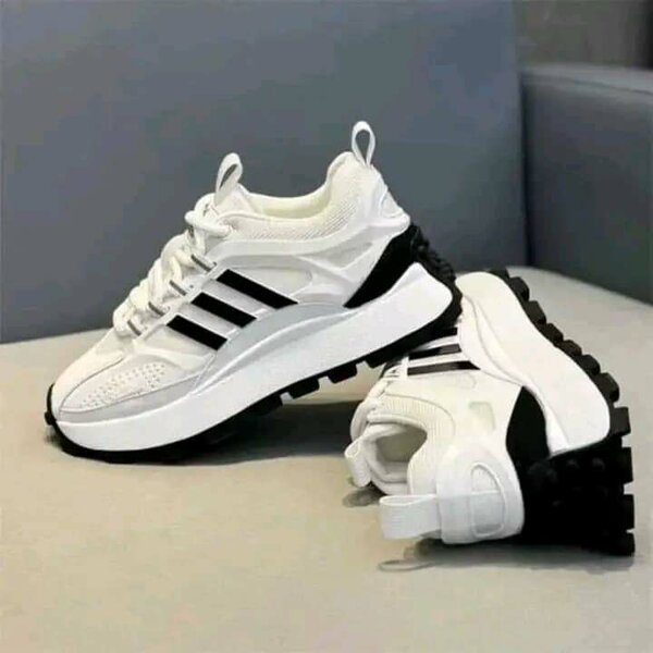 Chaussures de sport Adidas blanches et noires