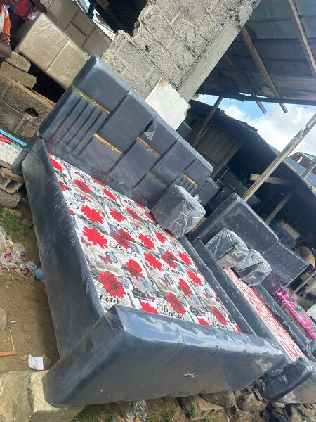 Lit double rembourré élégant