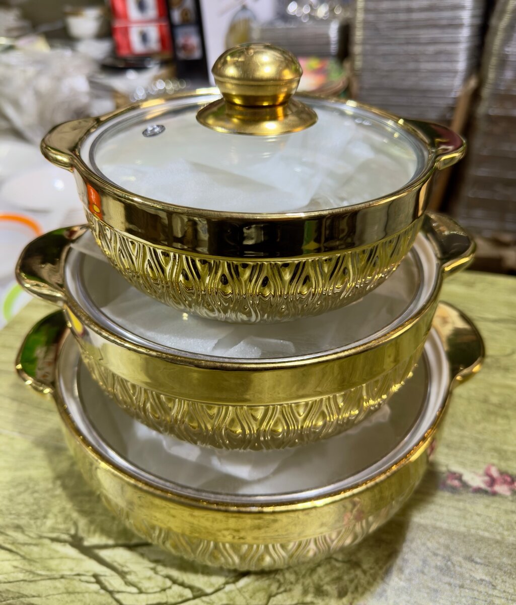 Ensemble de casseroles dorées