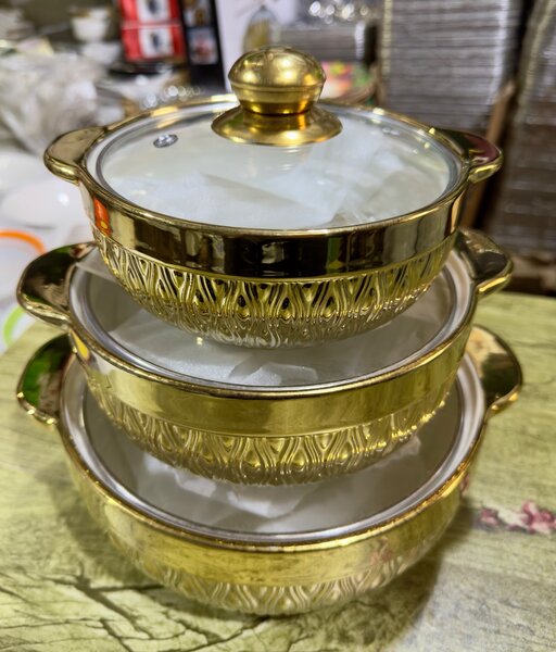 Ensemble de casseroles dorées