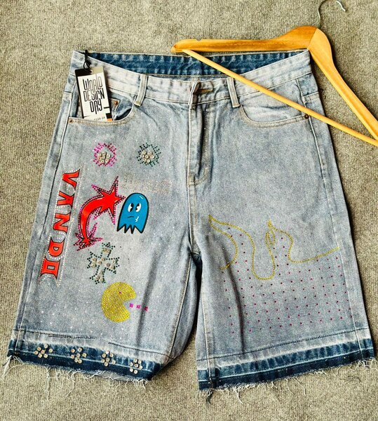 Short en jean décoratif