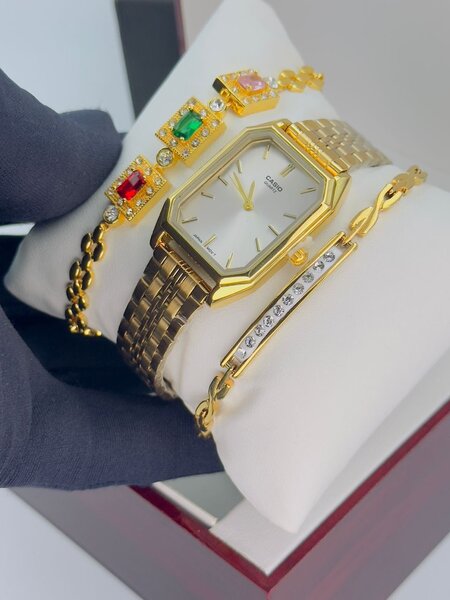 Montre dorée élégante femme