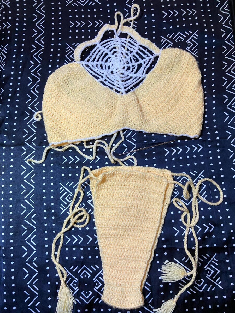 Tenue tricoté  à  la main