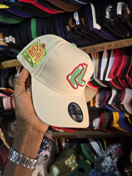 Casquette beige patch chaussettes