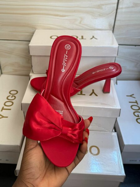 Sandales à talons avec nœud