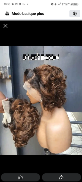 Perruque bouclée élégante