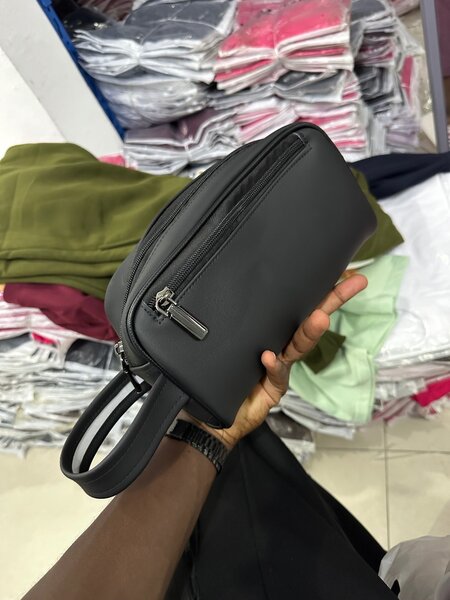 Pochette noire en cuir élégante