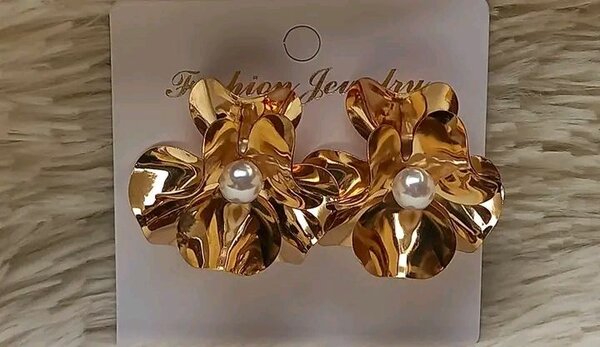 Boucles Fleurs Perles Élégantes