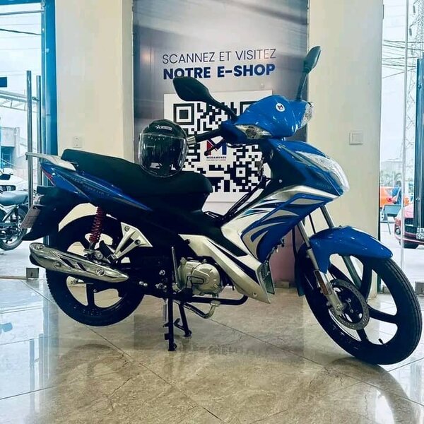 Moto sportive bleue