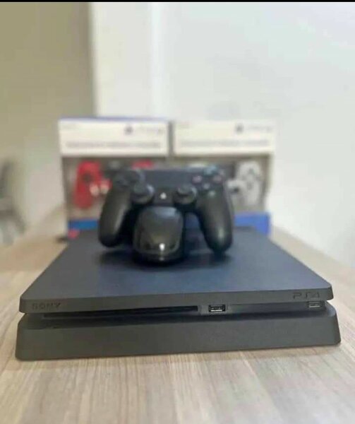 Console PS4 avec manette