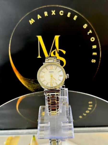 Women's wristwatch with metal bracelet