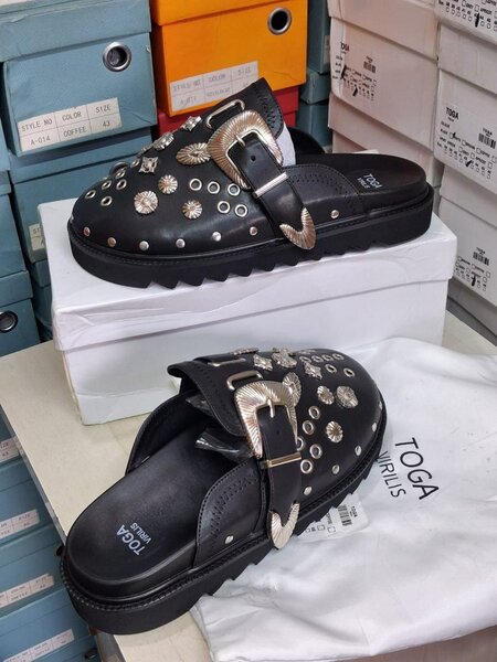 Sandales en cuir décorées