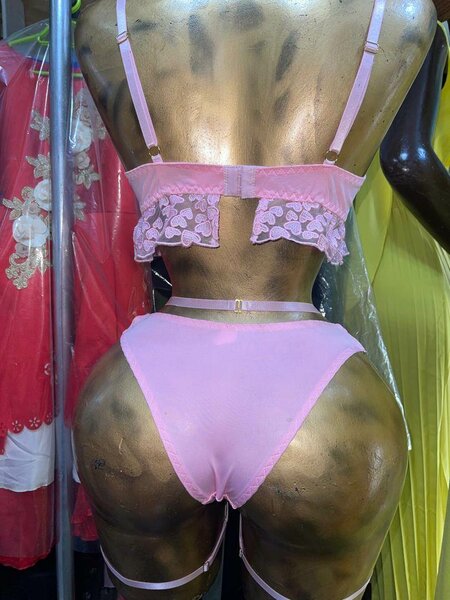 Ensemble lingerie rose dentelle