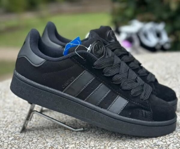 Adidas sneakers black