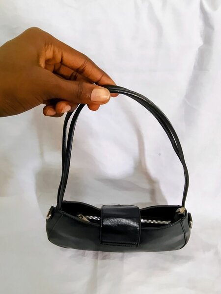 Sac à main en cuir noir élégant