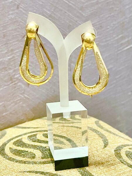 Boucles d'oreilles dorées élégantes