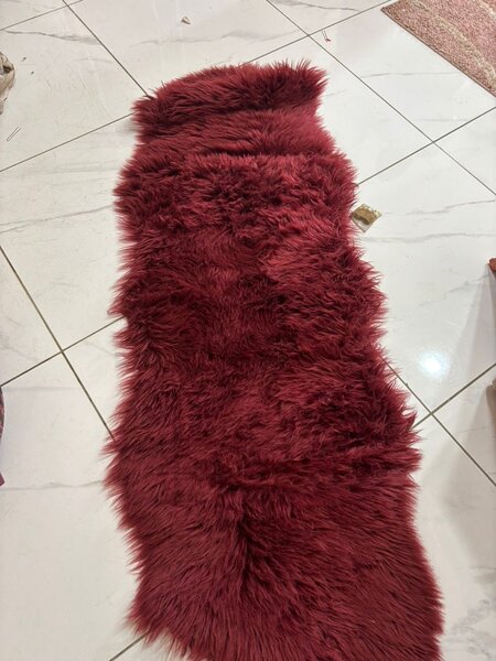 Tapis en fausse fourrure rouge