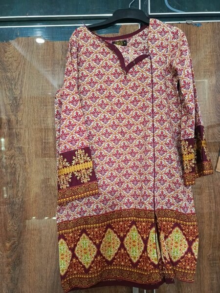 Brand: chineyre, sides closed, front open