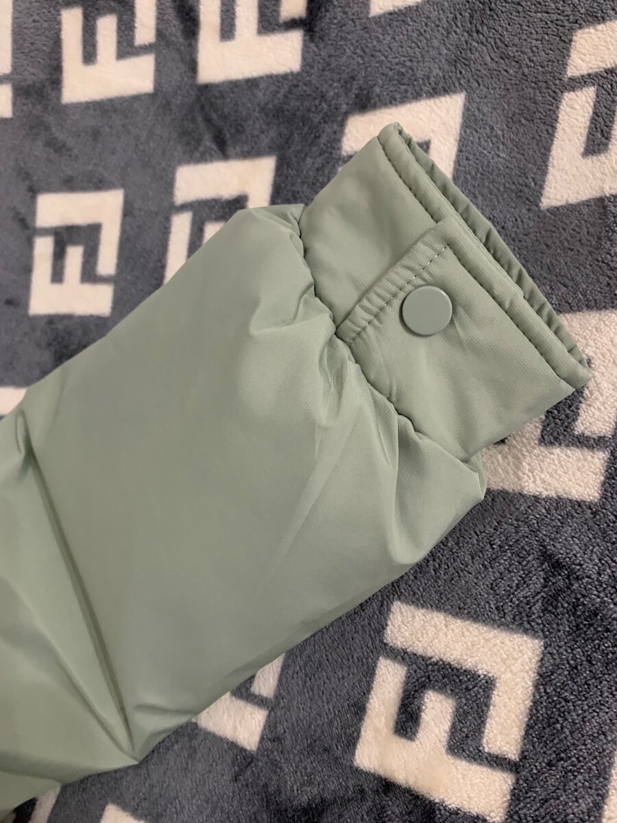 Куртка новая с капюшоном