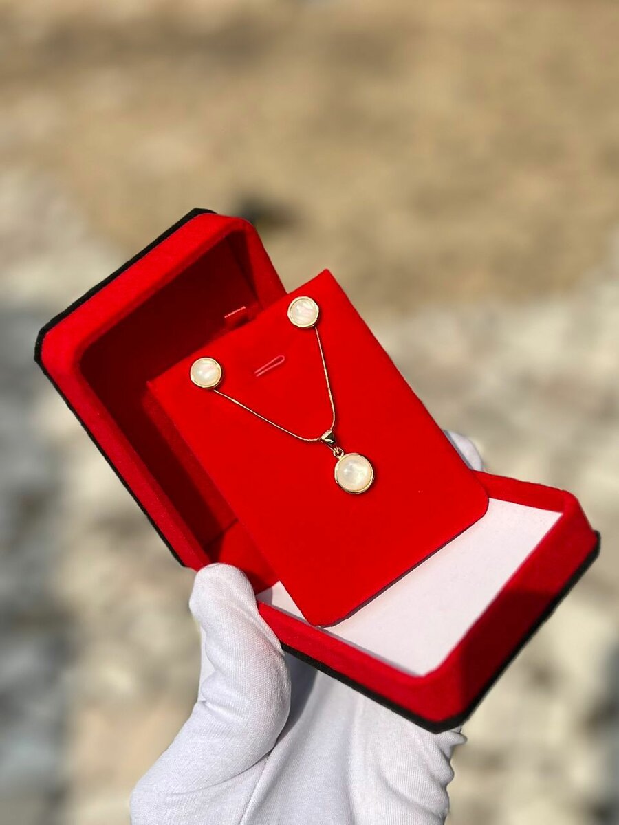 Ensemble collier et boucles d'oreilles en plaqué or