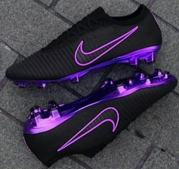 Chaussures de foot Nike noires et violettes