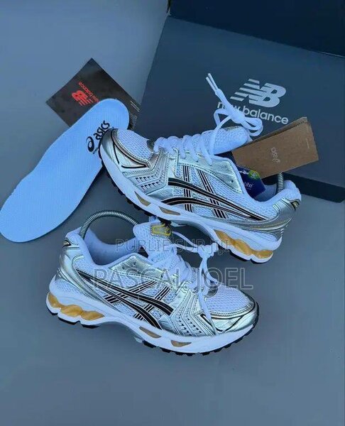 Chaussures de sport Asics argentées