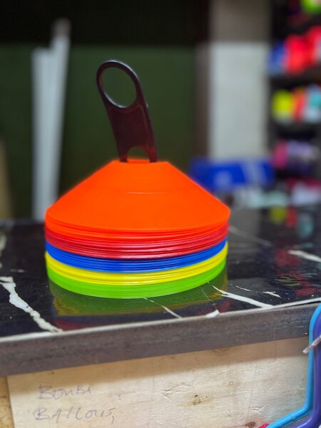 Cônes d'entraînement multicolores