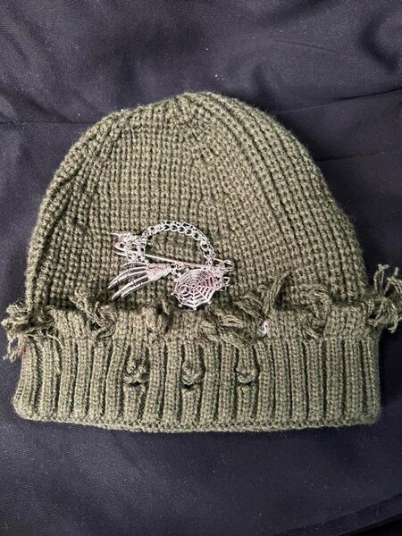 Beanie tricotée avec broche