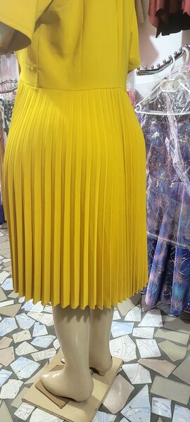 Robe jaune plissée élégante