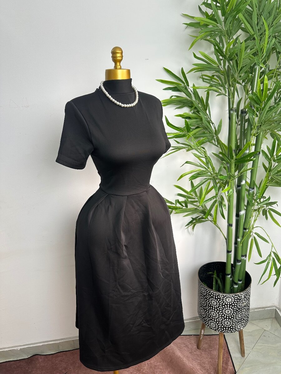 Robe Classique Noire Élégante