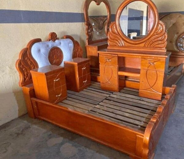 Lit King taille avec cadre en bois