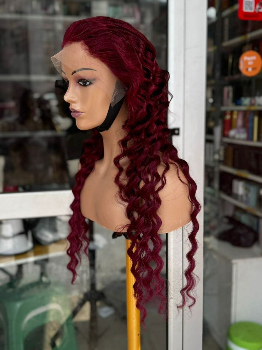 Perruque ondulée bordeaux