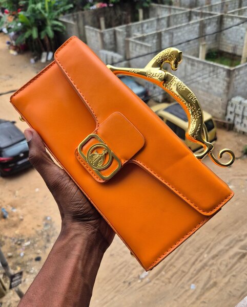 Sac à main avec poignée dorée tendance