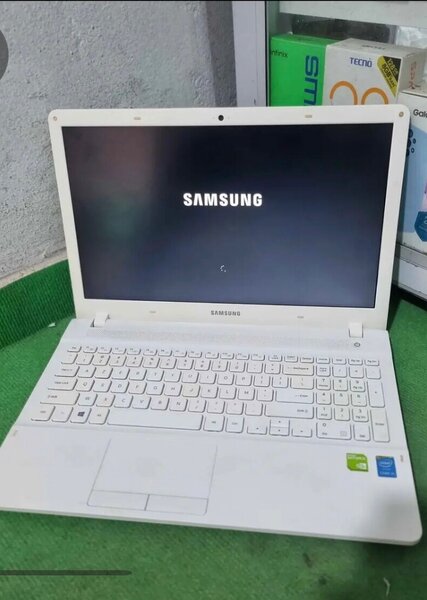 Samsung Laptop Blanc 15 pouces