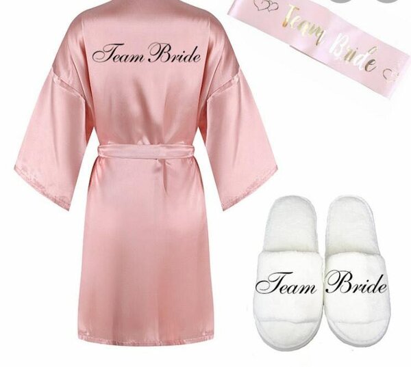 Peignoir + Pentoufle +cache œil ,et casquette  ou echap