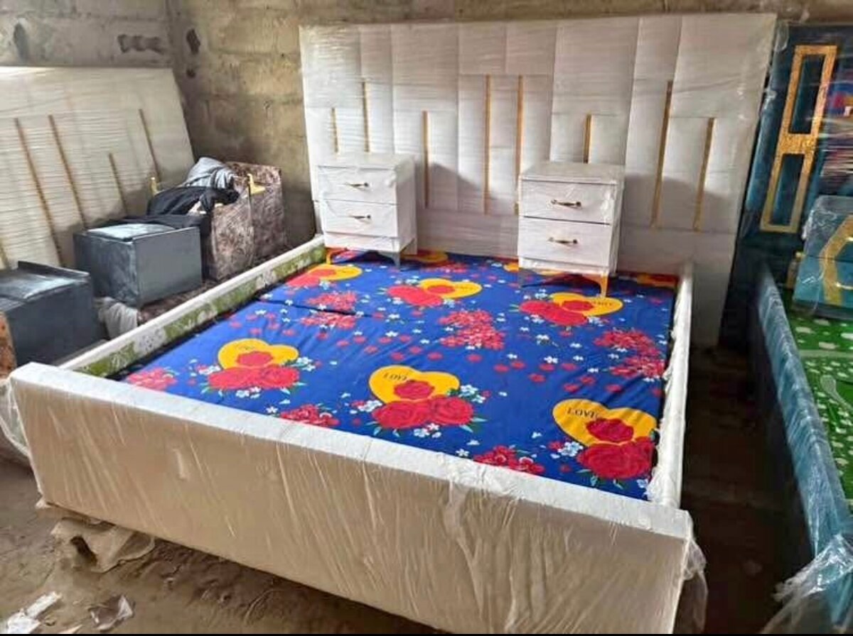 Lit capitonné avec tables