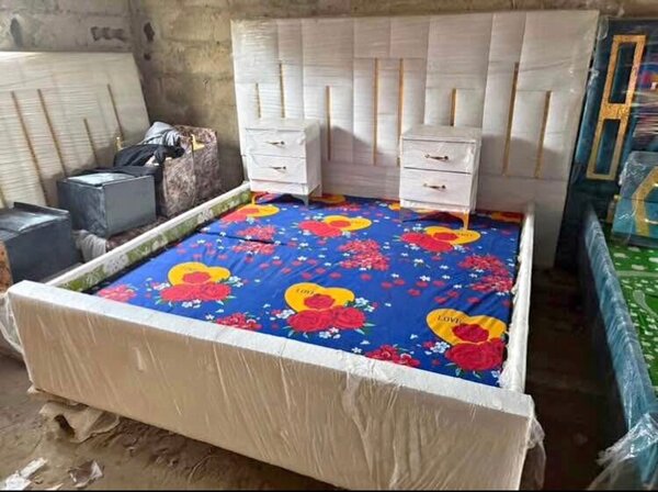 Lit capitonné avec tables