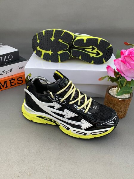 Basket de sport noir et jaune