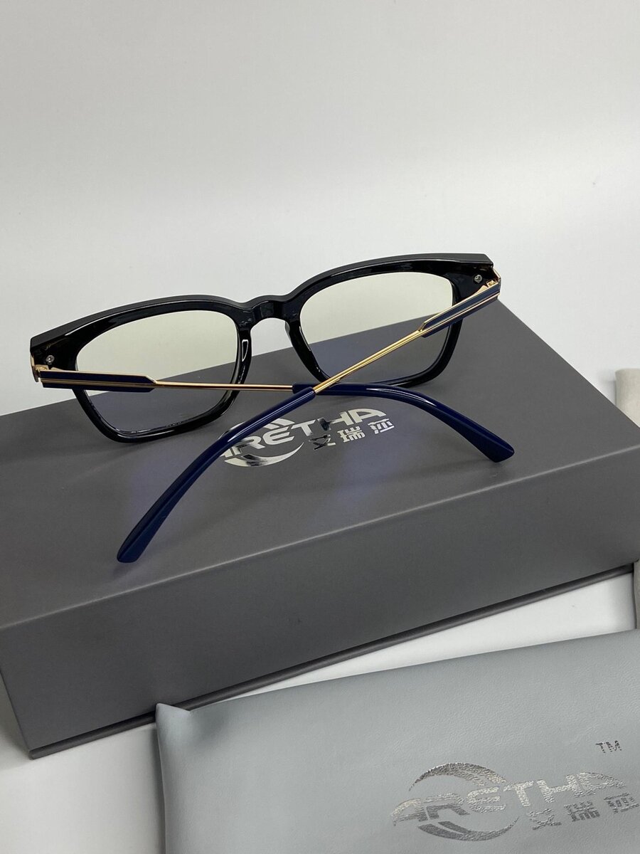 Optical Photochromic Eyewear