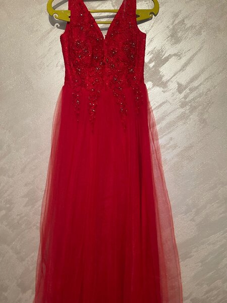 красное вечернее платье с вышивкой и стразами, размер 38