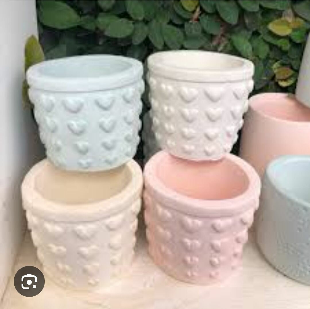 Cache-pot en céramique avec cœurs